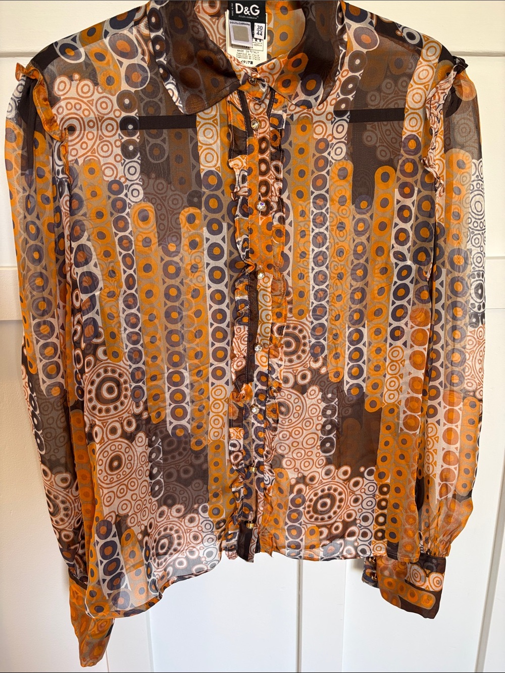 Dolce & Gabbana 💯 silk blouse. Italian size 44 see measurements. Cool buttons.